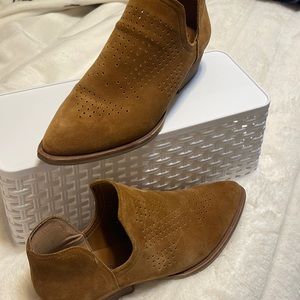 Pointed toe,  suede, Gianni Bini boots.